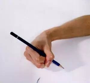 手写字的姿势图片，姿势，让你写得